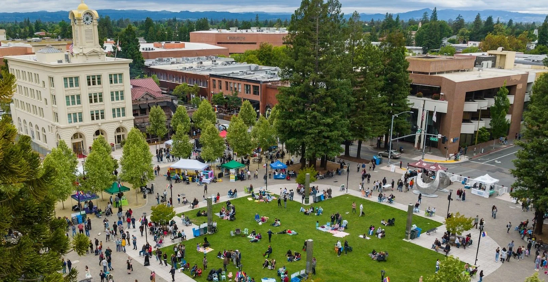 The homepage showcases a gym with an abundance of equipment available for use.